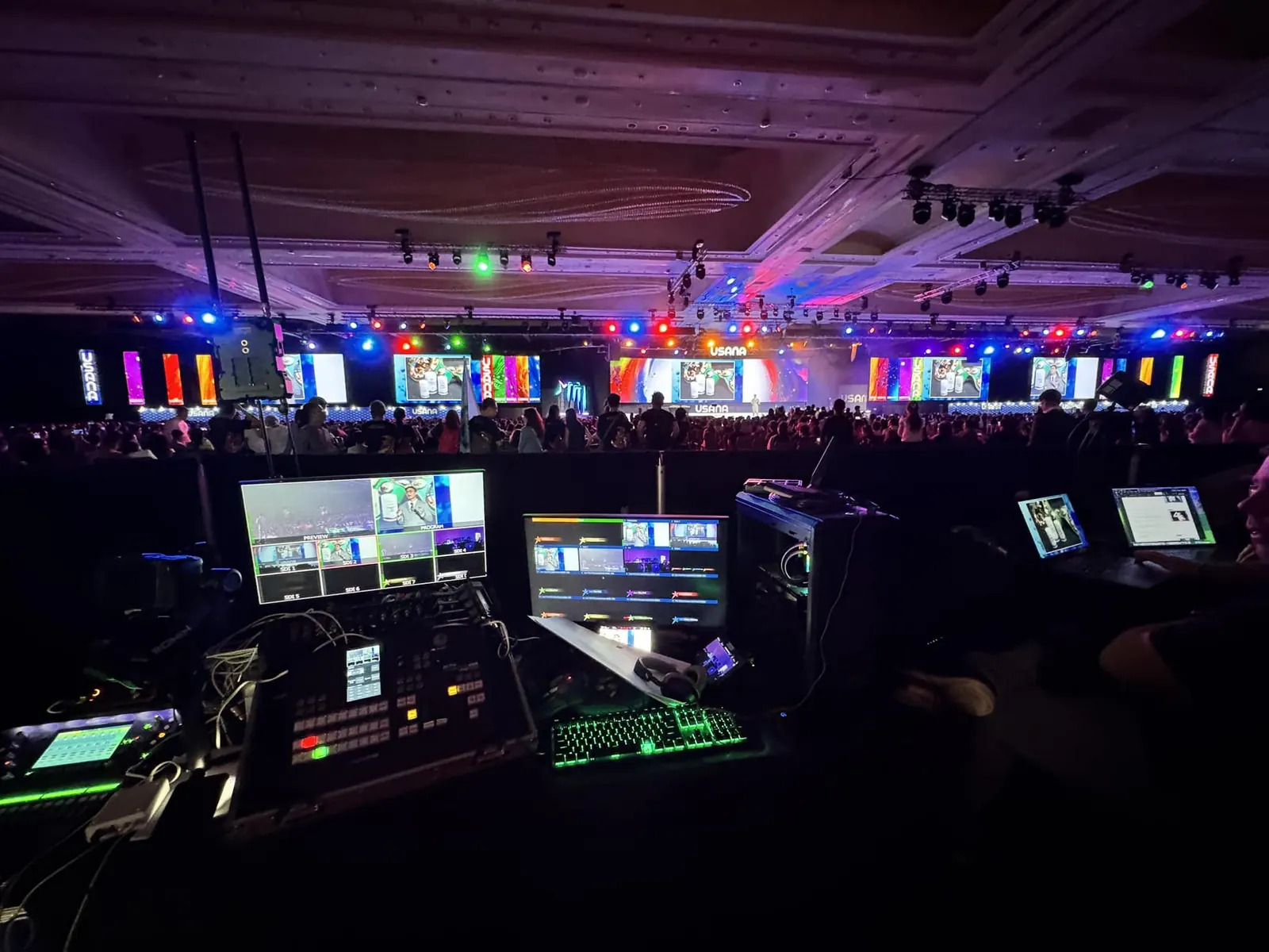 Puesto de realización con monitores de vídeo durante un evento corporativo