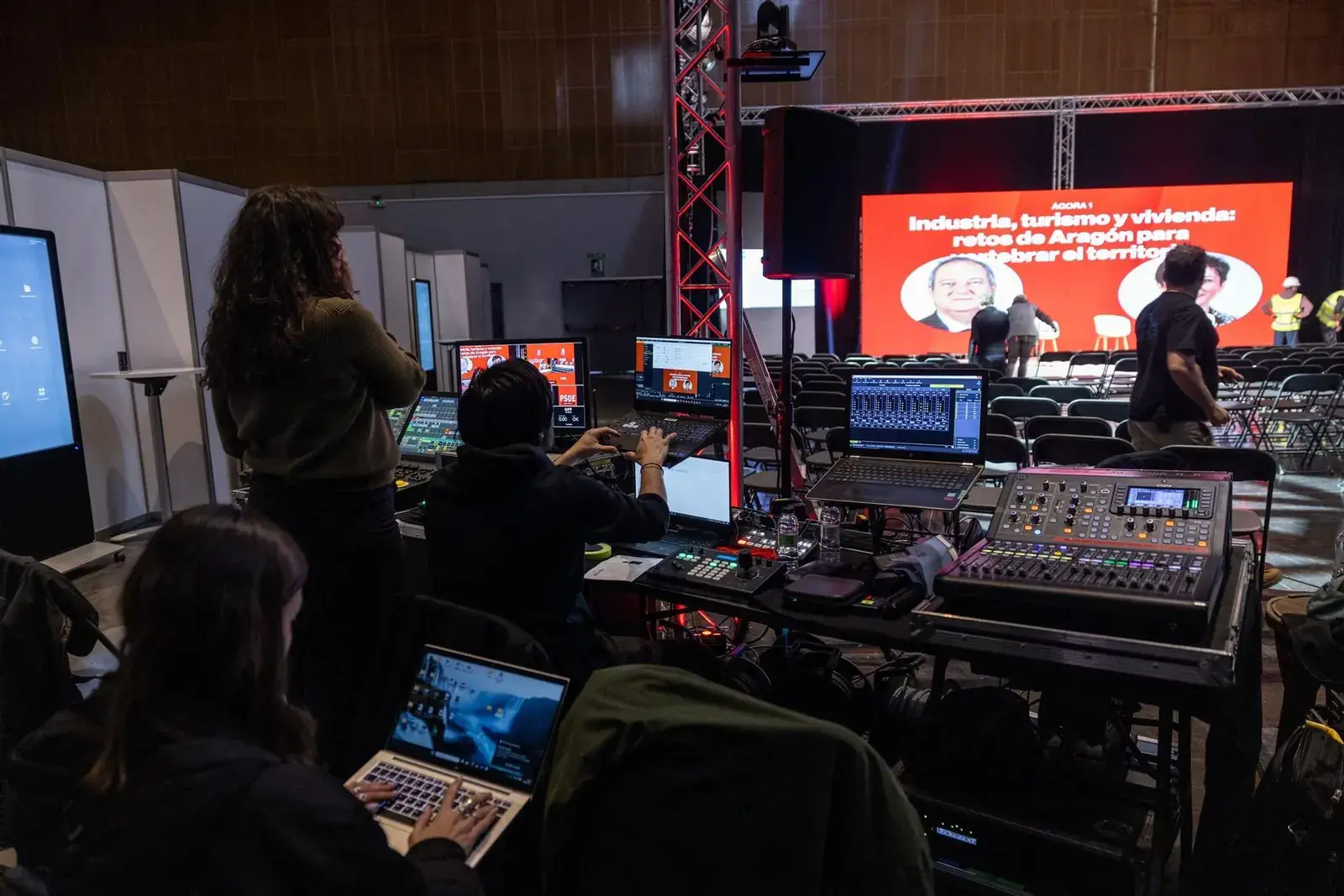 Equipo técnico trabajando en el control durante un evento corporativo