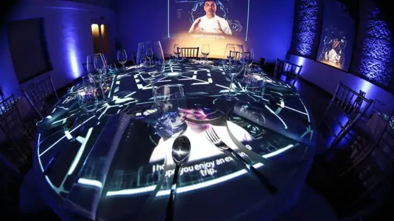 Mesa con video mapping proyectado sobre el mantel durante la cena de Accenture en la Real Fábrica de Tapices