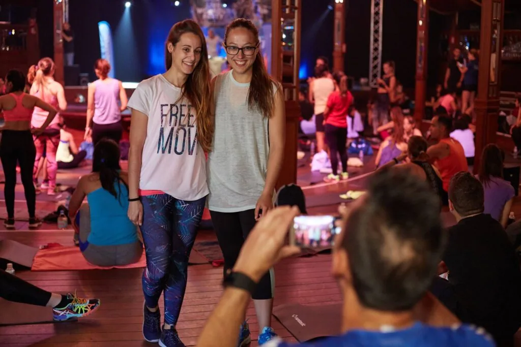 Asistentes fotografiándose en la sala del teatro antes del entrenamiento