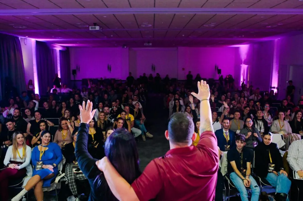 Asistentes levantando la mano durante una ponencia de Billionaire 2.0