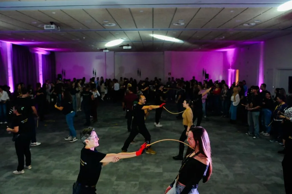 Dinámica participativa por parejas en la sala de Billionaire 2.0