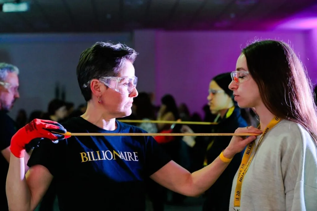 Dos participantes en una dinámica de confianza durante Billionaire 2.0
