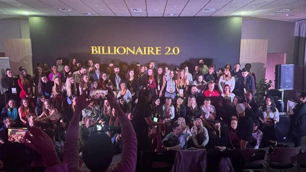 Foto de grupo de los asistentes bajo el rótulo Billionaire 2.0