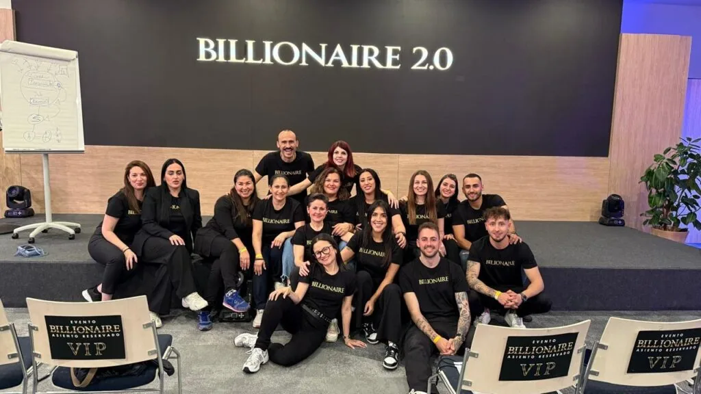 Equipo de staff del evento posando en el escenario de Billionaire 2.0