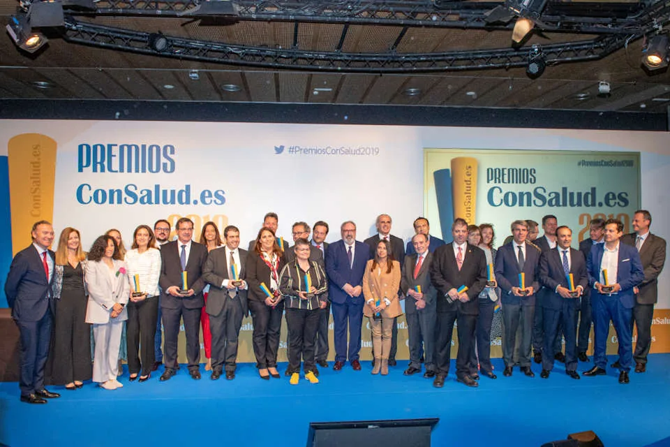 Foto de familia de los premiados en el escenario