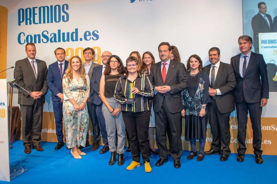 Grupo de premiados con sus galardones en el escenario