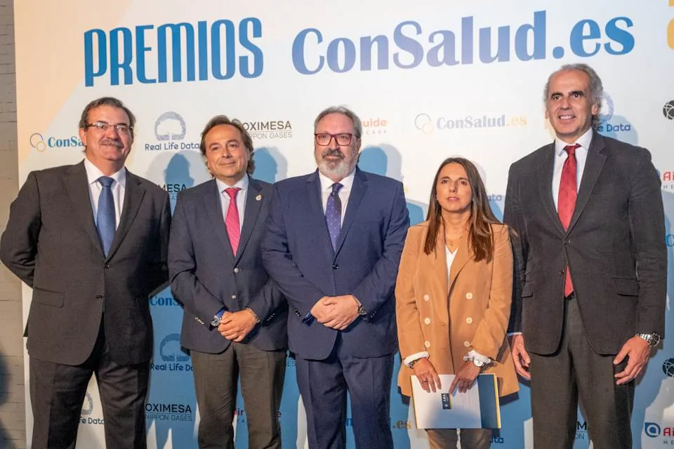 Autoridades y premiados ante el photocall de los Premios ConSalud.es