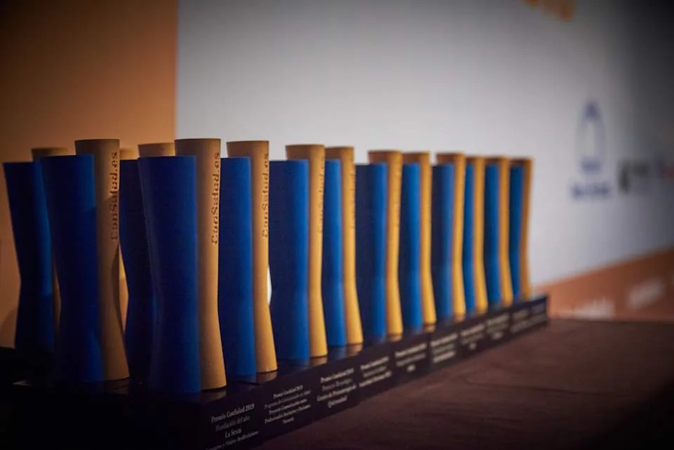 Los trofeos de los Premios ConSalud.es alineados antes de la entrega