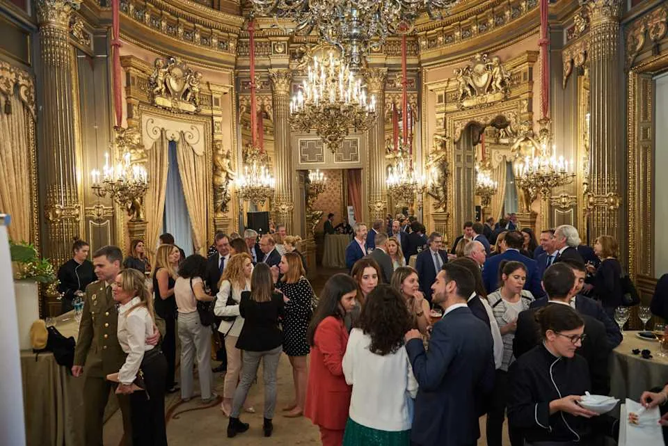 Cóctel de gala en un salón histórico de Casa de América