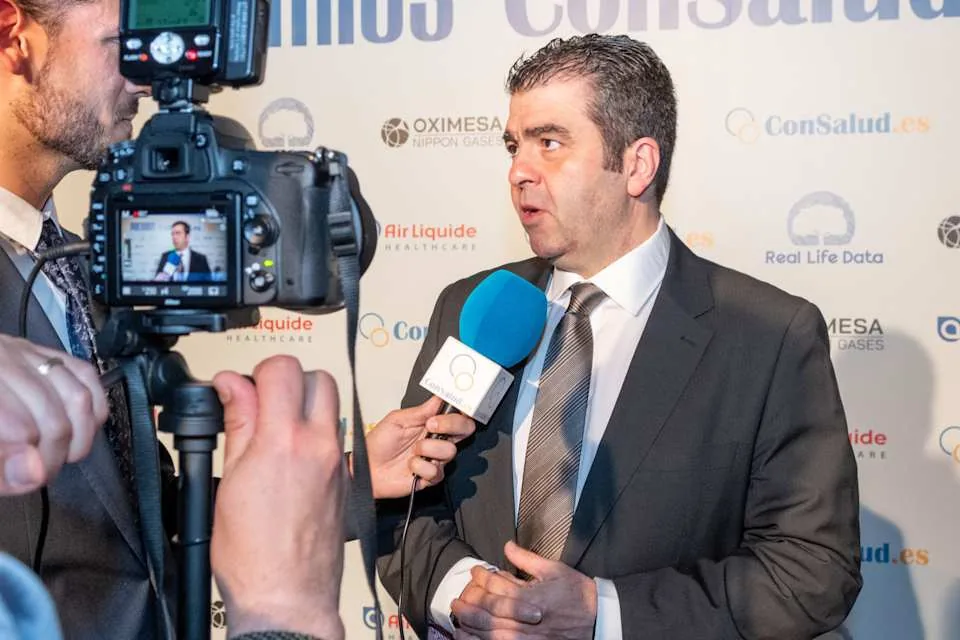 Entrevista a un premiado ante el photocall con cámara y micrófono