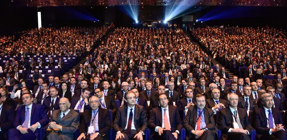 Patio de butacas lleno durante la convención anual de FinBank