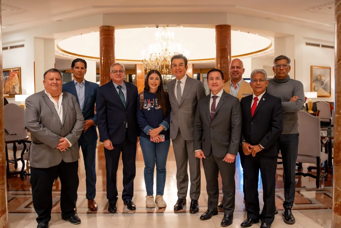 Encuentro de la delegación en una sala de reuniones con representantes institucionales