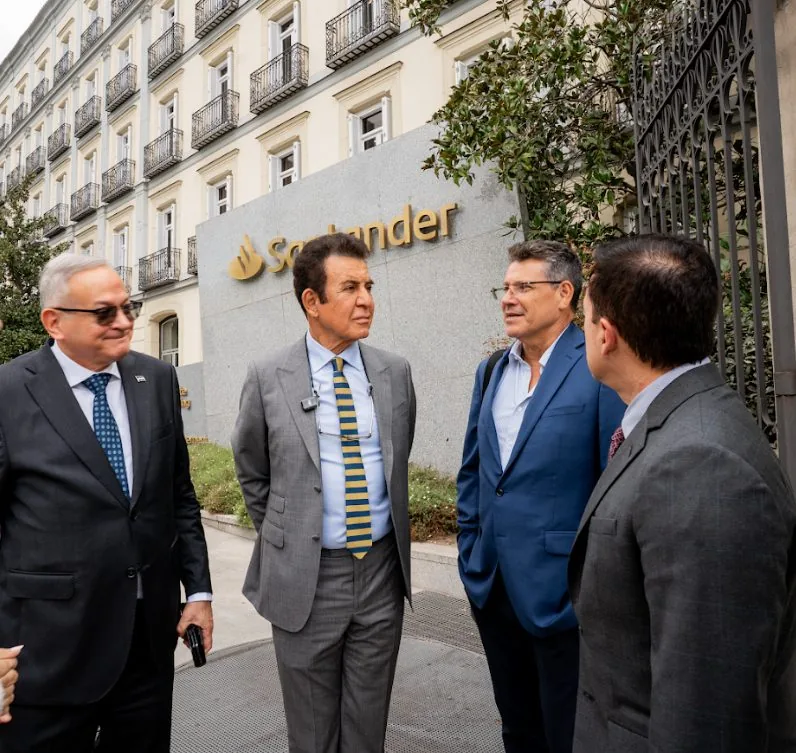 Visita guiada de la delegación a unas instalaciones con chalecos de seguridad