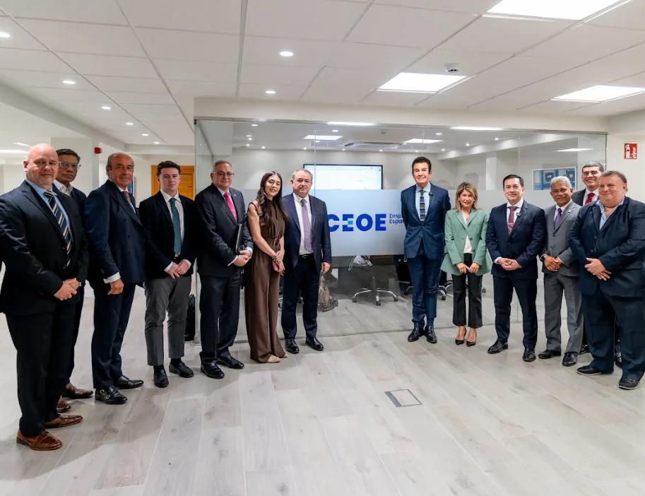 Miembros de la delegación posando tras una reunión con un partido político