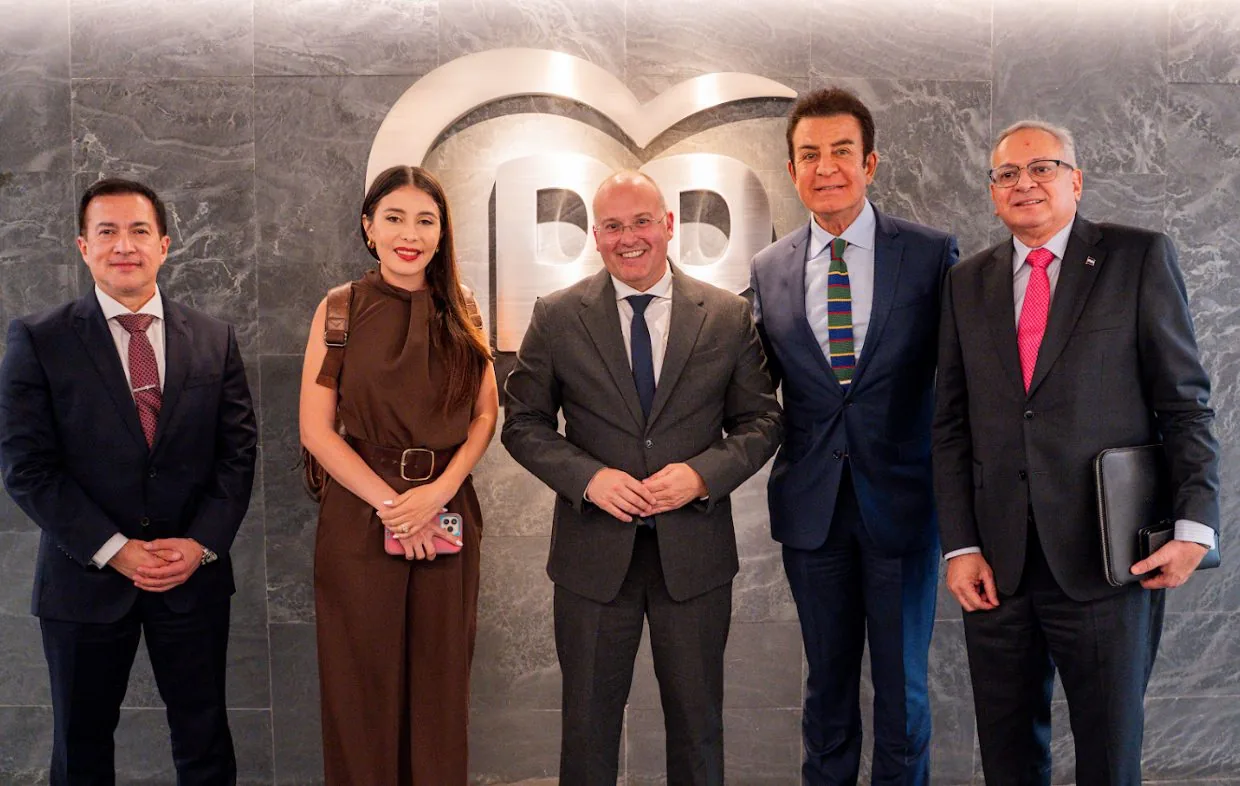 Foto de grupo de la delegación con representantes de una organización empresarial