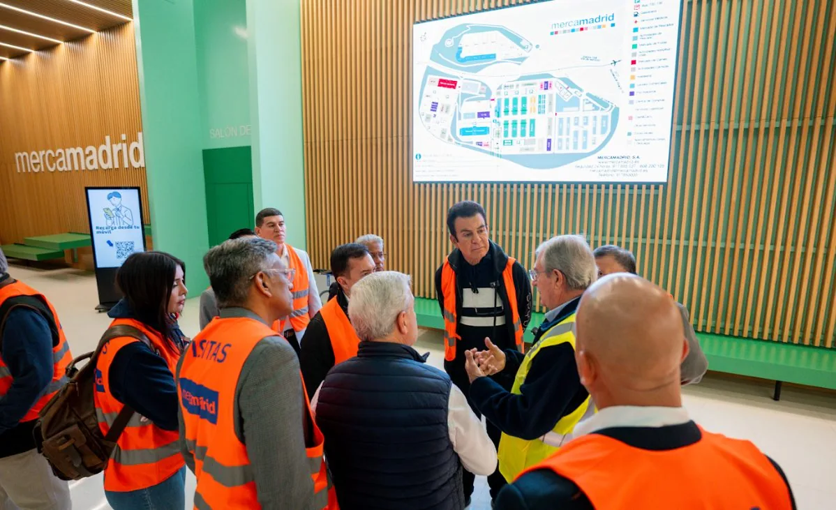 Miembros de la delegación a la entrada de la sede de una empresa en Madrid