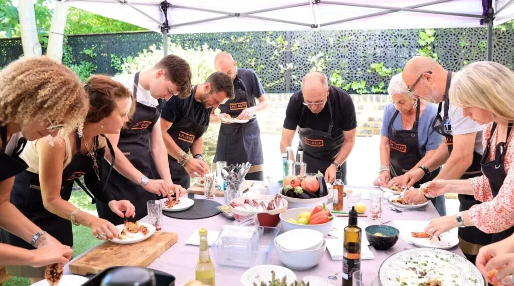 Taller de cocina en equipo bajo una carpa al aire libre