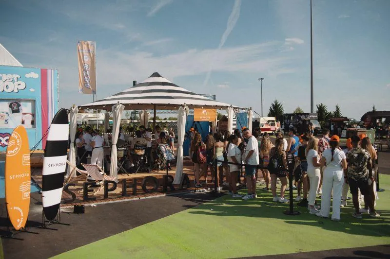 Espacio de activación de marca al aire libre con zona chill-out y público