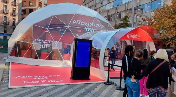 Cúpula geodésica de una activación de marca en plena calle
