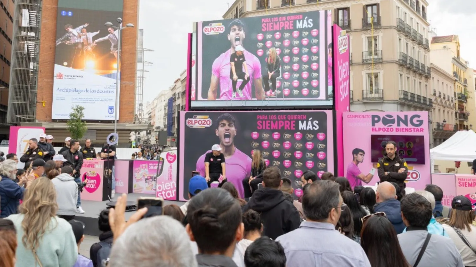 Activación de marca en una plaza con pantalla gigante y escenario ante el público