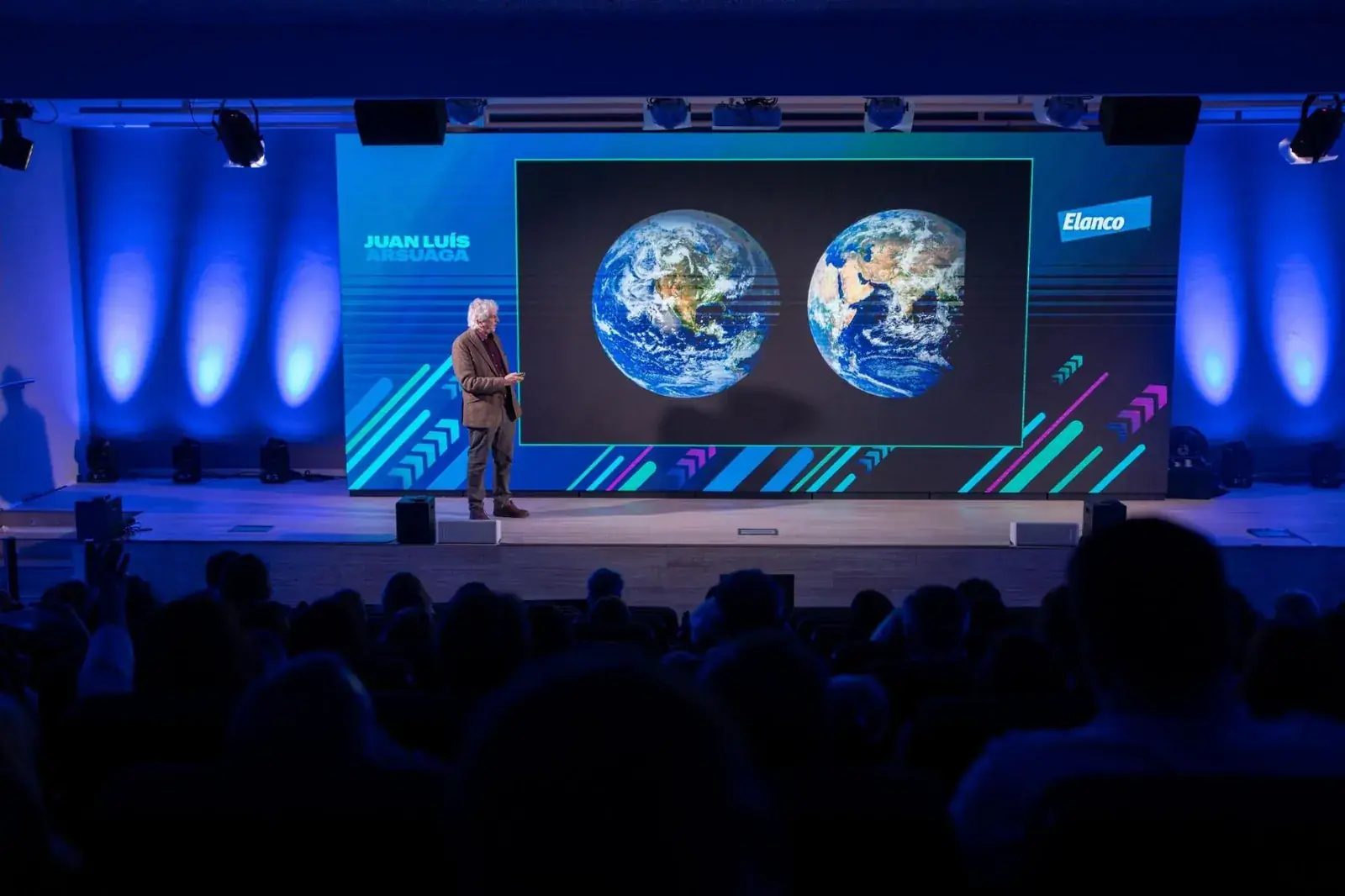 Convención corporativa con pantalla LED panorámica e iluminación azul