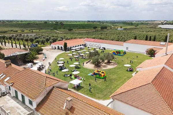 Vista aérea de una finca preparada para un Family Day de empresa