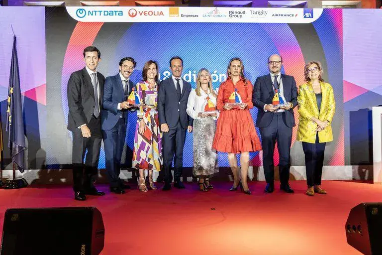 Premiados con sus trofeos en el escenario de una entrega de premios