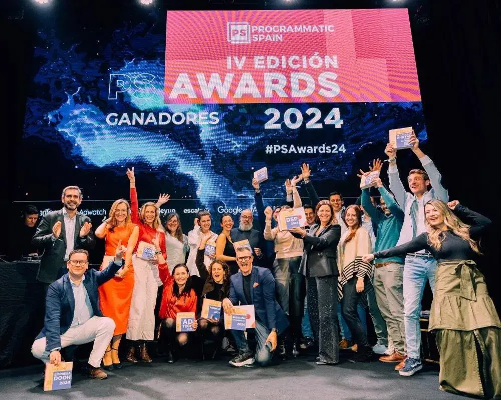 Ganadores celebrando en el escenario de una entrega de premios