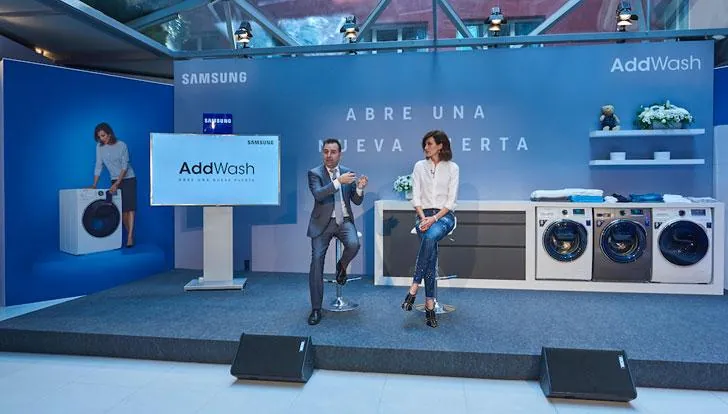Presentación de un electrodoméstico en un escenario con demostración en directo