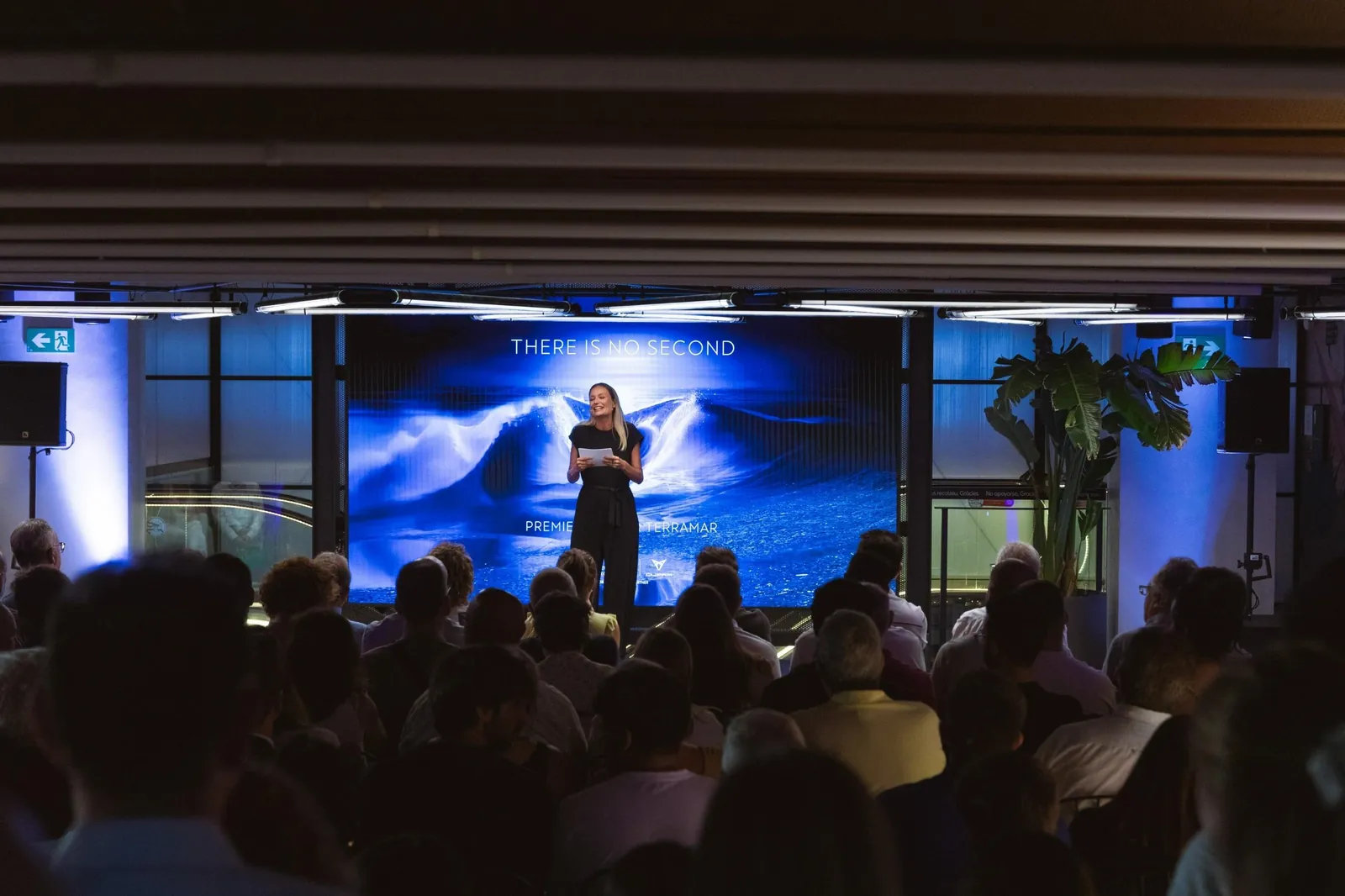 Lanzamiento de producto con proyección inmersiva y presentadora en escena