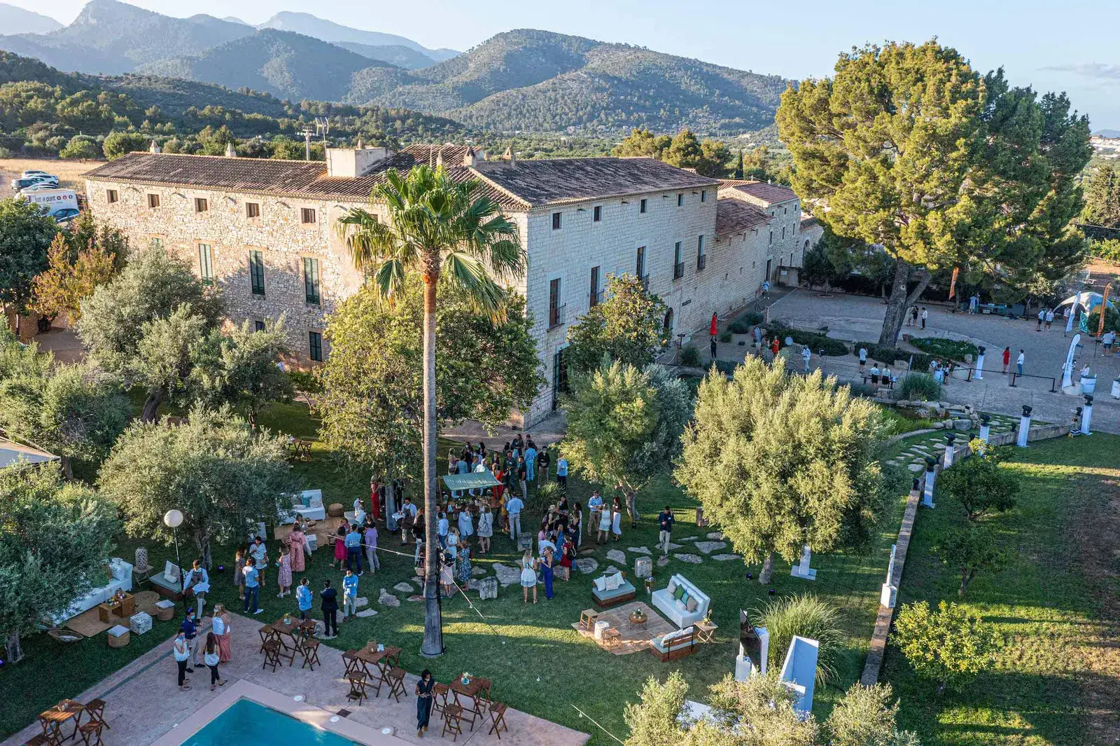 Vista aérea de un hotel con jardines para un programa de incentivos