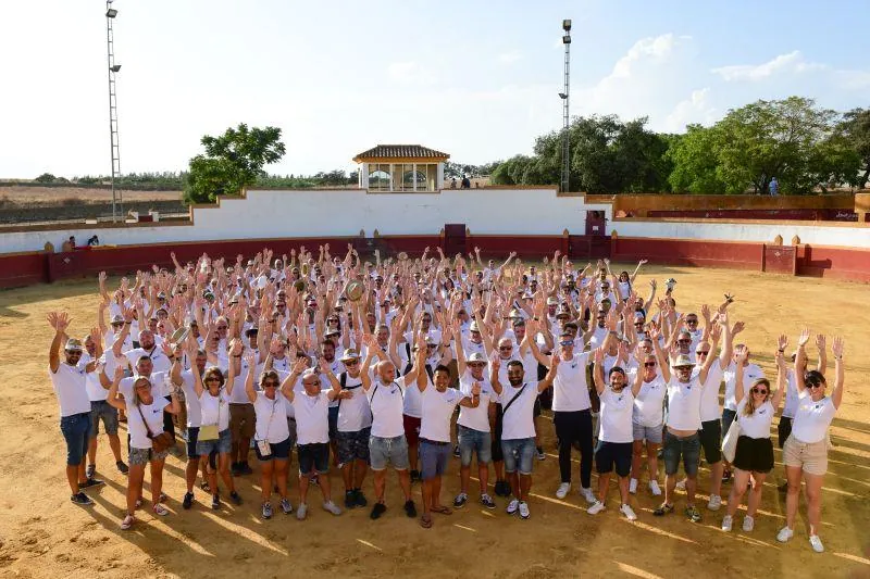 Foto de grupo de un incentivo de empresa en una plaza de toros