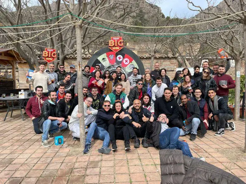 Foto de grupo de una actividad de team building al aire libre