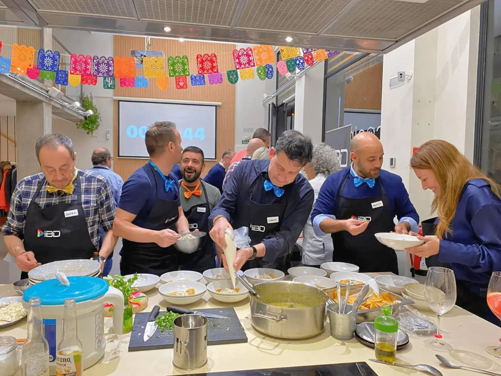 Taller de cocina en equipo durante un team building de empresa