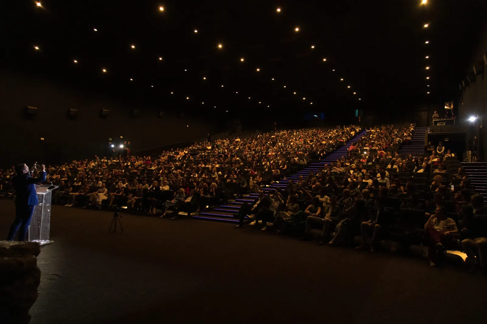 Evento corporativo en una sala de Kinépolis Madrid con el público atendiendo a un ponente